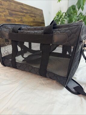 Quilted Black Mesh Pet Carrier